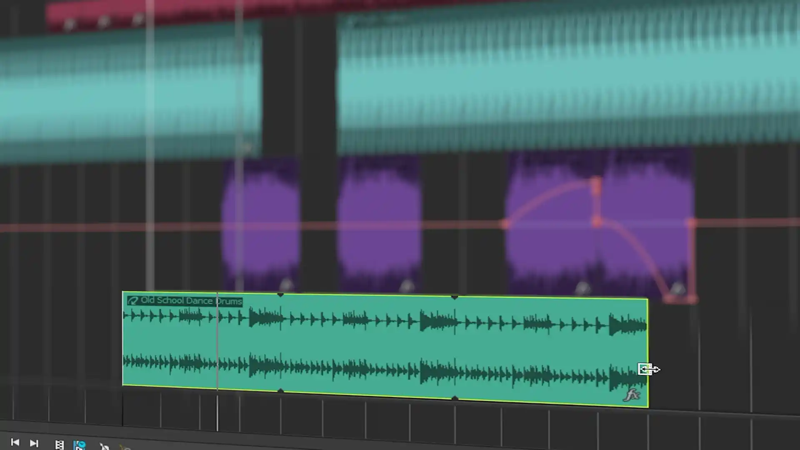 Old School Dance Drumsのループを、オートメーションカーブが描かれた青と紫のトラックの下にドラッグしているAcid Proのタイムライン
